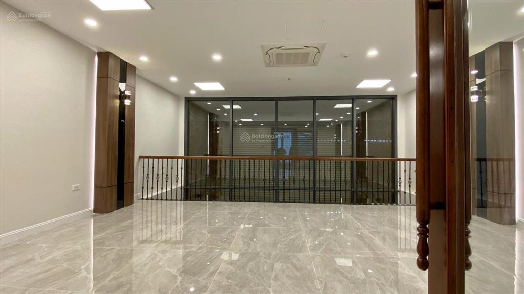 Cho thuê biệt thự tại hoàng quốc việt. dt 200m x 4 tầng + 1 hầm. lô góc, 7 phòng, thang máy