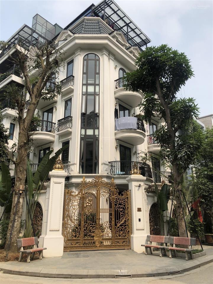 Cho thuê biệt thự tại hoàng quốc việt. dt 200m x 4 tầng + 1 hầm. lô góc, 7 phòng, thang máy