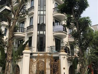 Cho thuê biệt thự tại hoàng quốc việt. dt 200m * 4 tầng + 1 hầm. lô góc, 7 phòng, thang máy