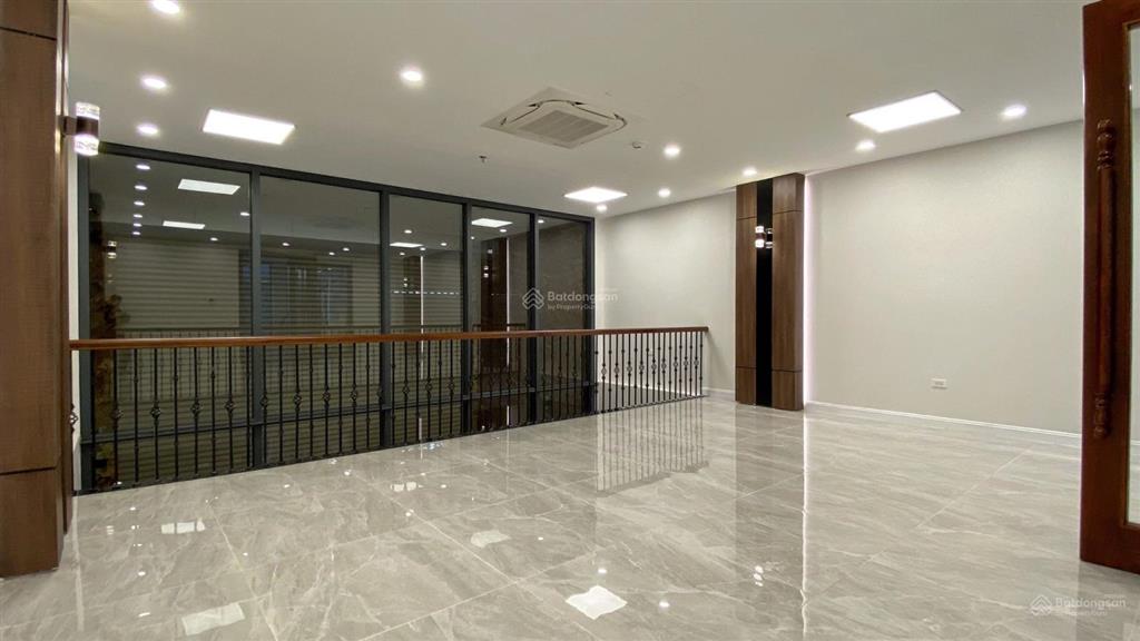 Cho thuê biệt thự tại hoàng quốc việt. dt 200m x 4 tầng + 1 hầm. lô góc, 7 phòng, thang máy