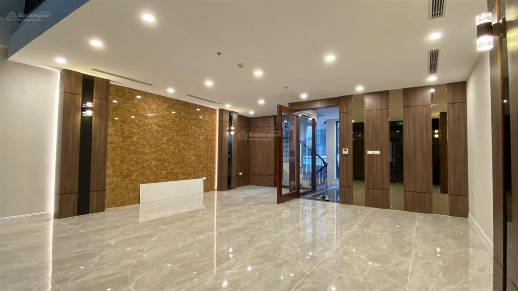 Cho thuê biệt thự tại hoàng quốc việt. dt 200m x 4 tầng + 1 hầm. lô góc, 7 phòng, thang máy