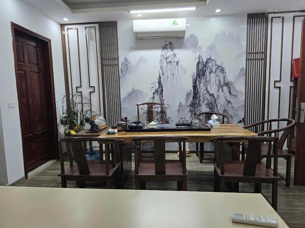Cho thuê biệt thự the eden rose nguyễn xiển. dt  150 m * 4 tầng , mt  8 m ,chia phòng , nhà mới