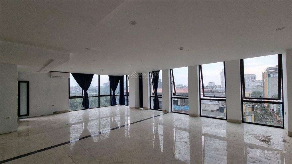 Cho thuê nhà tại khuất duy tiến. dt  200m * 2,5 tầng , mt  8m , thông sàn , xe cont đỗ cửa