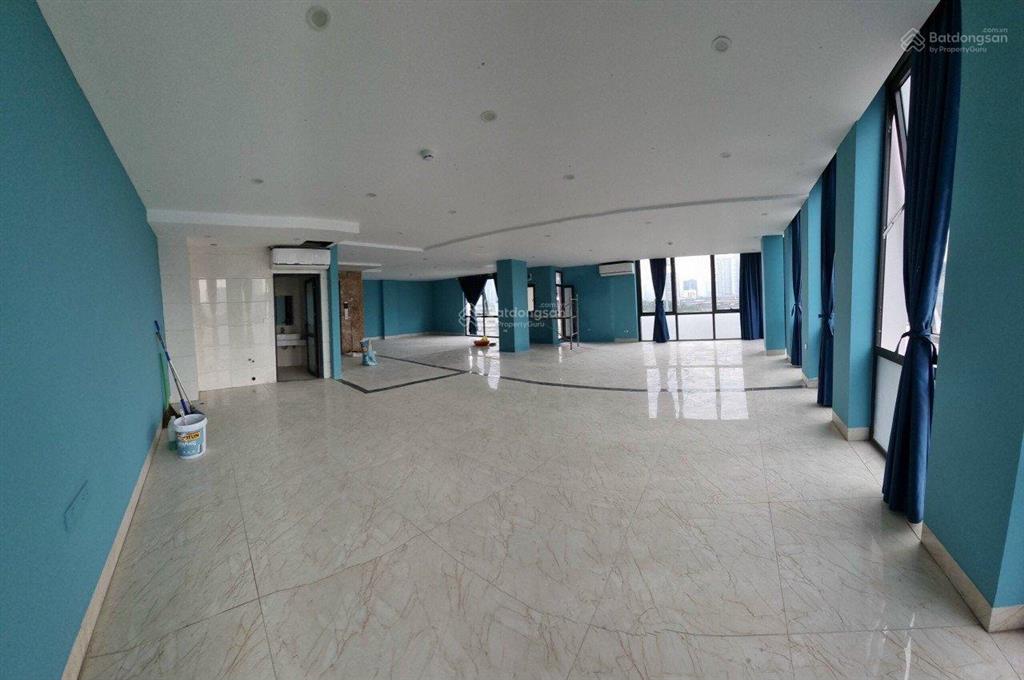 Cho thuê nhà tại khuất duy tiến. dt  200m * 2,5 tầng , mt  8m , thông sàn , xe cont đỗ cửa