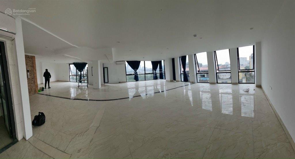 Cho thuê nhà tại khuất duy tiến. dt  200m * 2,5 tầng , mt  8m , thông sàn , xe cont đỗ cửa