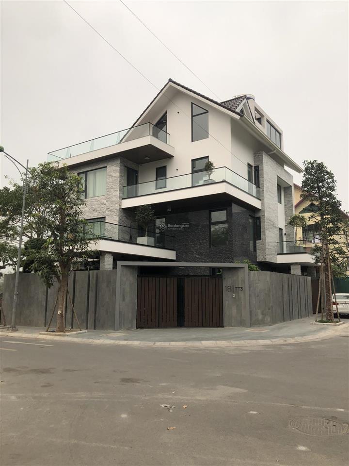 Cho thuê biệt thự tp giao lưu  phạm văn đồng. dt  224 m * 3,5 tầng , lô góc 2 mặt tiền, nhà mới