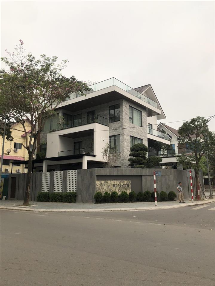 Cho thuê biệt thự tp giao lưu  phạm văn đồng. dt  224 m * 3,5 tầng , lô góc 2 mặt tiền, nhà mới