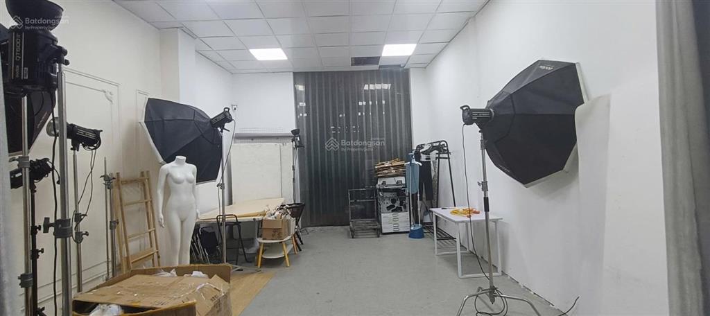 Cho thuê mặt phố định công làm showroom, studio, chuyển phát, livestream. dt 280m2, điện 3 pha, đh