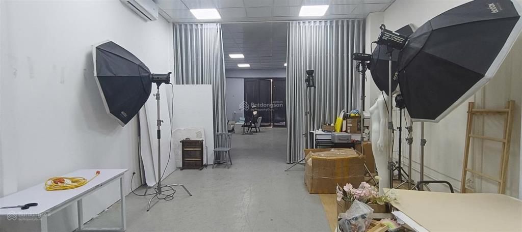 Cho thuê mặt phố định công làm showroom, studio, chuyển phát, livestream. dt 280m2, điện 3 pha, đh