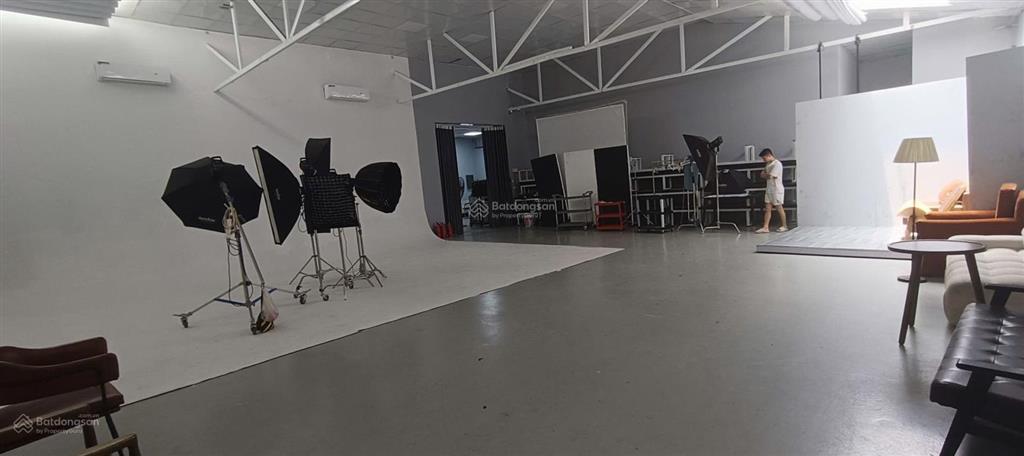 Cho thuê mặt phố định công làm showroom, studio, chuyển phát, livestream. dt 280m2, điện 3 pha, đh