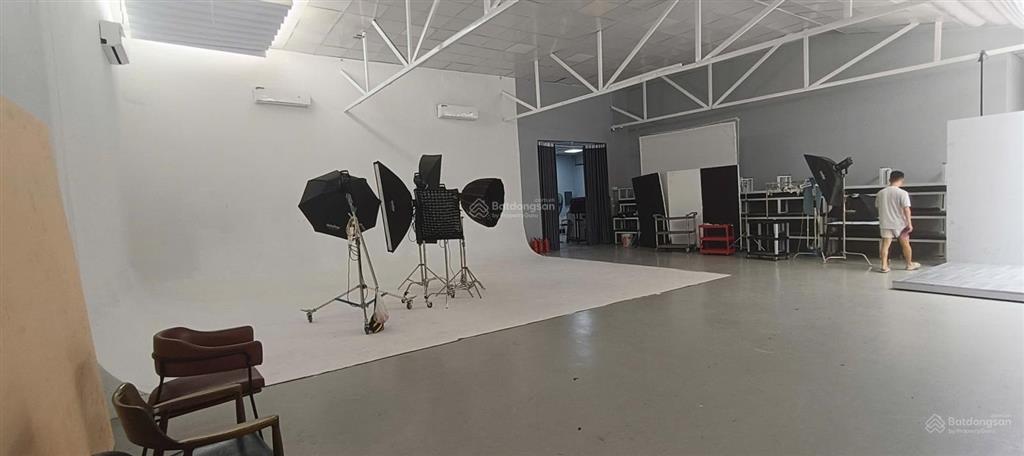 Cho thuê mặt phố định công làm showroom, studio, chuyển phát, livestream. dt 280m2, điện 3 pha, đh