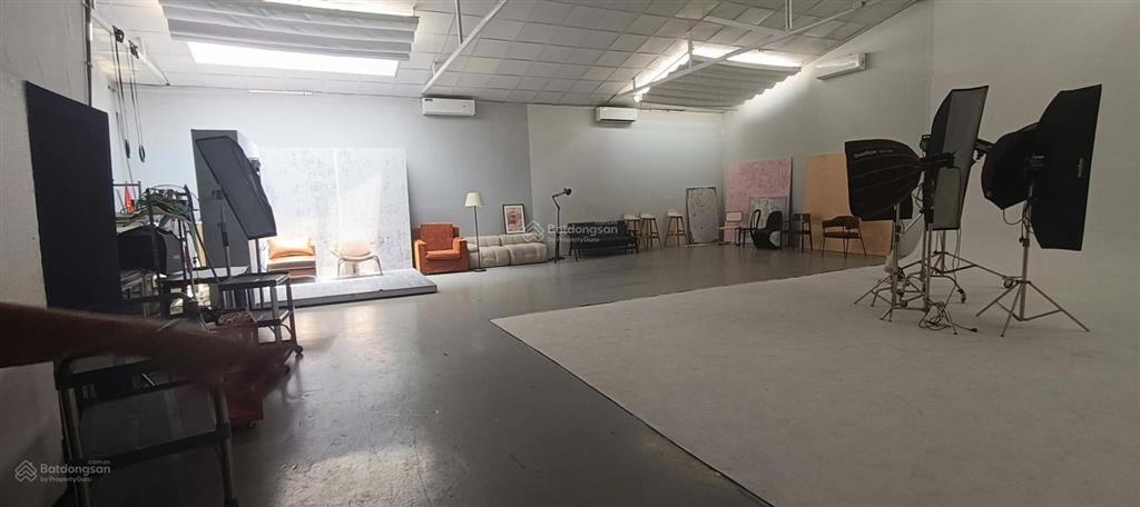 Cho thuê mặt phố định công làm showroom, studio, chuyển phát, livestream. dt 280m2, điện 3 pha, đh