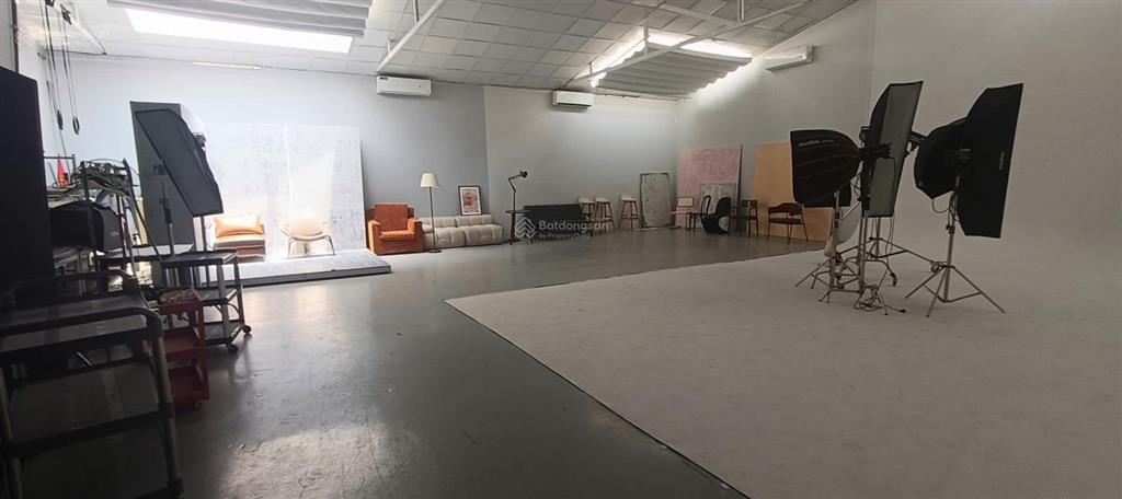 Cho thuê mặt phố định công làm showroom, studio, chuyển phát, livestream. dt 280m2, điện 3 pha, đh