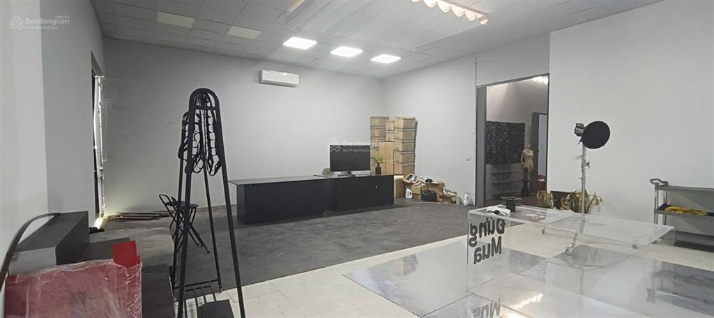 Cho thuê mặt phố định công làm showroom, studio, chuyển phát, livestream. dt 280m2, điện 3 pha, đh