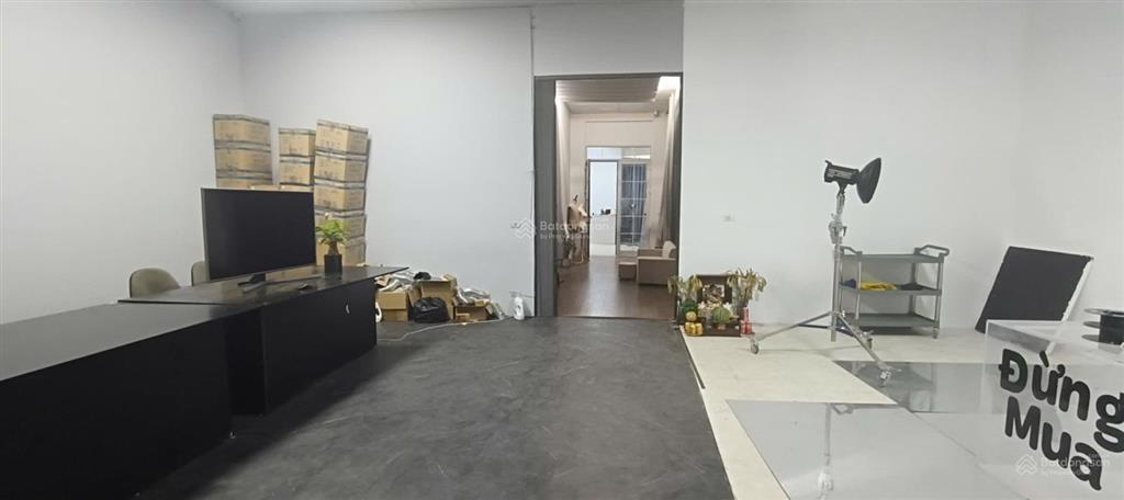 Cho thuê mặt phố định công làm showroom, studio, chuyển phát, livestream. dt 280m2, điện 3 pha, đh