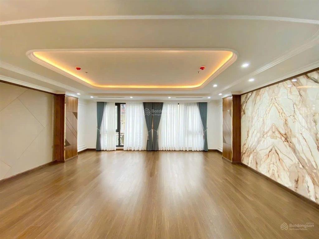 Cho thuê tòa nhà tại nguyễn chánh . dt 100 m * 7 tầng + 1 hầm . mt 6,5 m . thông sàn , thang máy