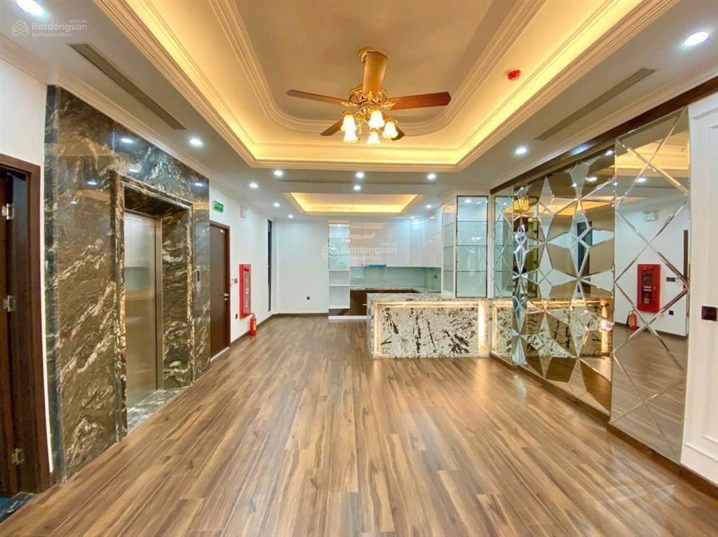 Cho thuê tòa nhà tại nguyễn chánh . dt 100 m * 7 tầng + 1 hầm . mt 6,5 m . thông sàn , thang máy