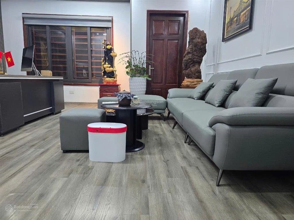 Cho thuê liên kề tại kđt yên hòa.dt  75 m * 5 tầng, mt  5m , chia phòng, thang máy , ô tô đỗ cửa