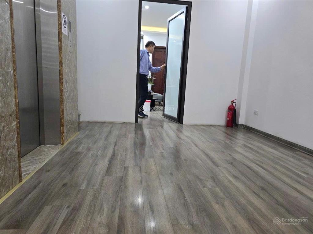Cho thuê liên kề tại kđt yên hòa.dt  75 m * 5 tầng, mt  5m , chia phòng, thang máy , ô tô đỗ cửa