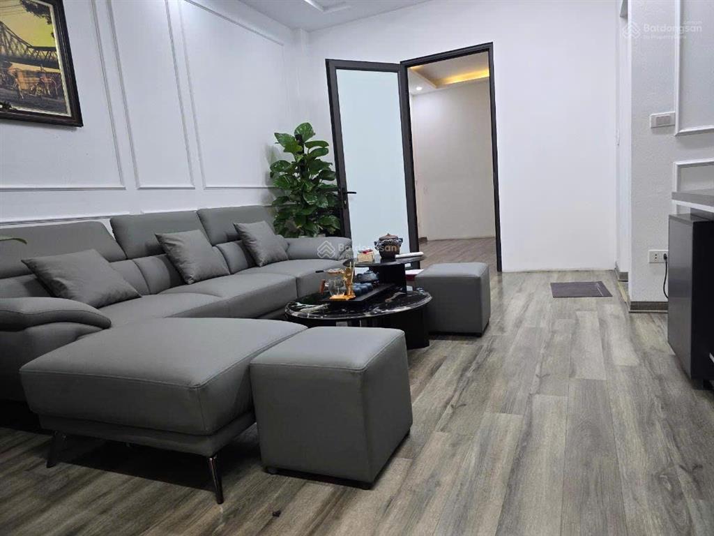 Cho thuê liên kề tại kđt yên hòa.dt  75 m * 5 tầng, mt  5m , chia phòng, thang máy , ô tô đỗ cửa