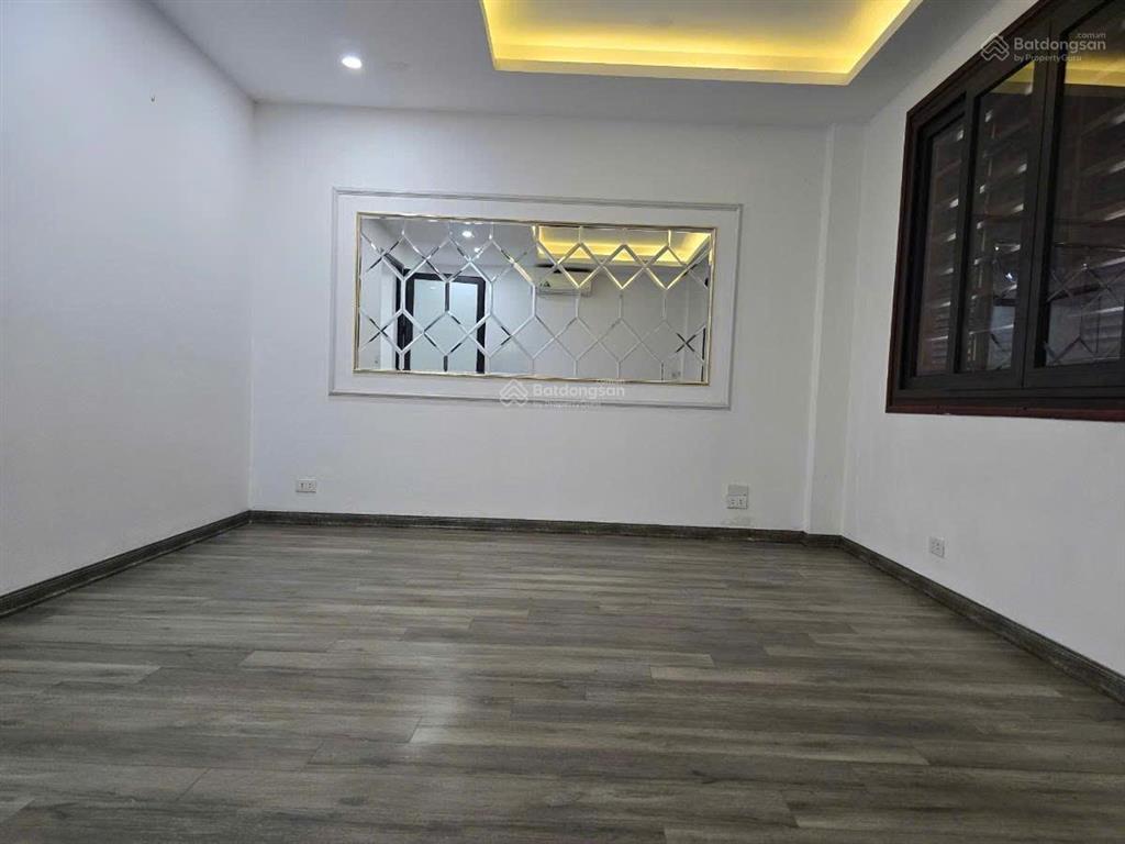 Cho thuê liên kề tại kđt yên hòa.dt  75 m * 5 tầng, mt  5m , chia phòng, thang máy , ô tô đỗ cửa