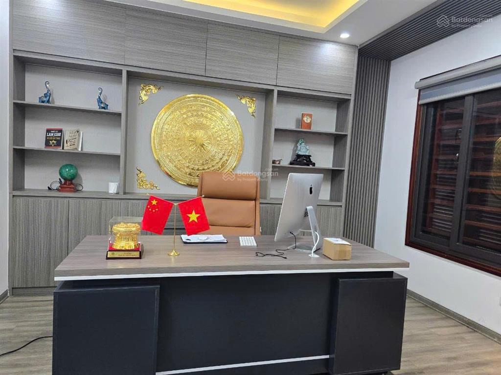 Cho thuê liên kề tại kđt yên hòa.dt  75 m * 5 tầng, mt  5m , chia phòng, thang máy , ô tô đỗ cửa