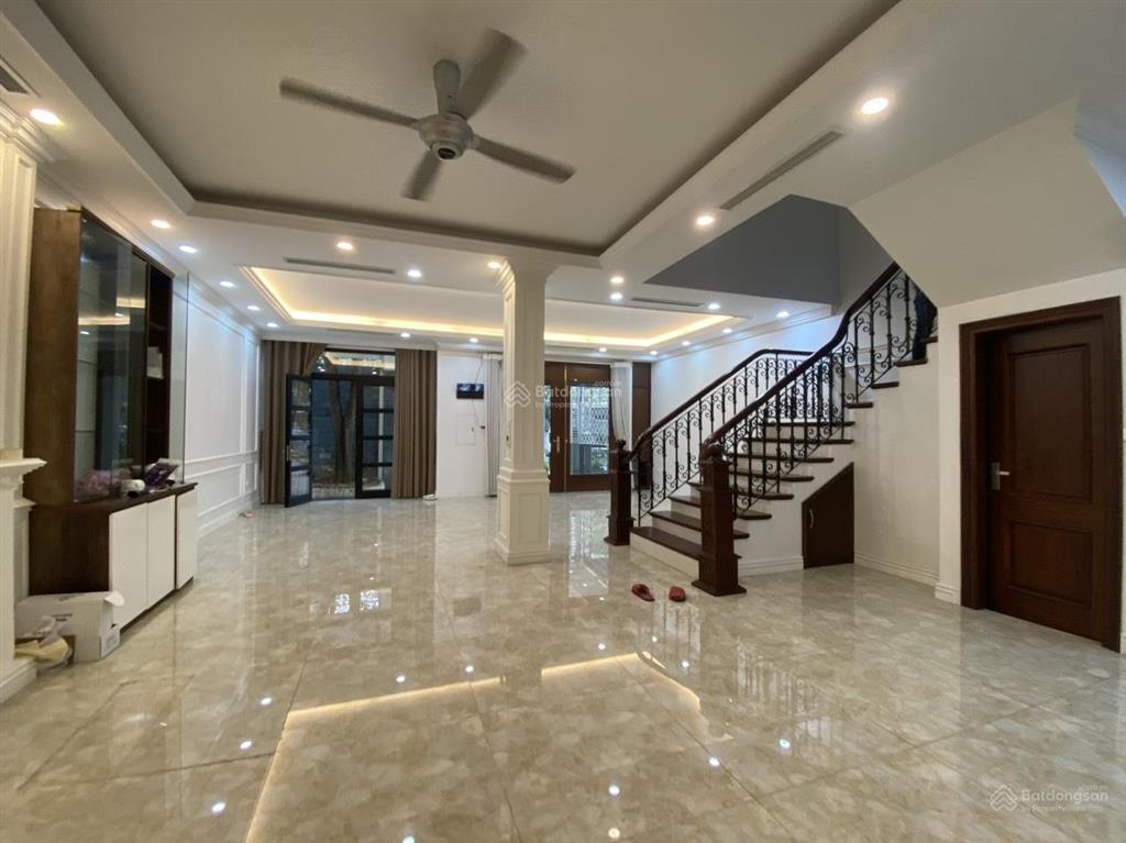 Cho thuê biệt thự tại thiên hiền . dt  150 m * 4 tầng, lô góc 2 mặt tiền , chia phòng , đồ cơ bản