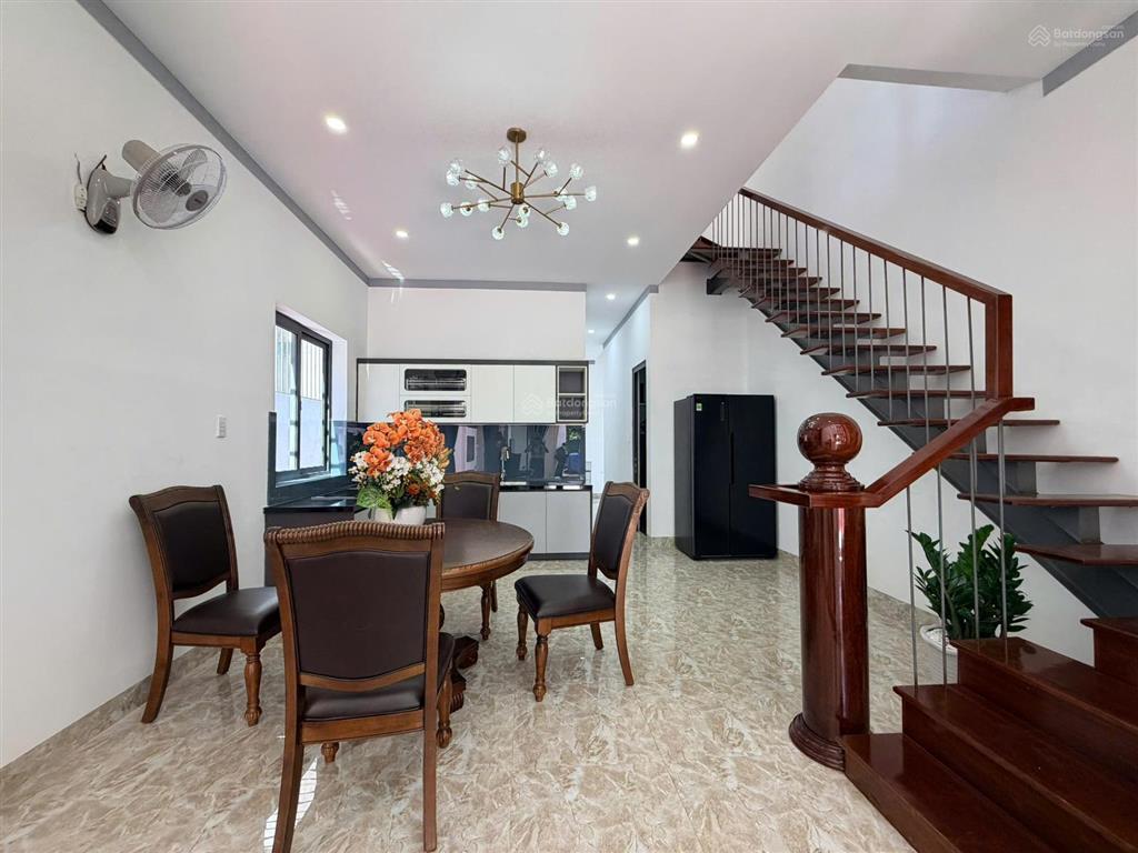 Bán nhà riêng kèm đất trồng cây  vị trí đẹp cách trung tâm bmt 3km  bàn giao full nội thất