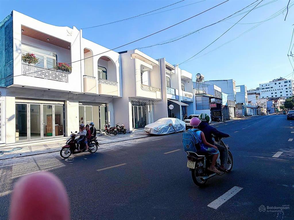 Nhà phố mặt tiền hùng vương ngay trung tâm bmt  hàng hiếm tầm giá