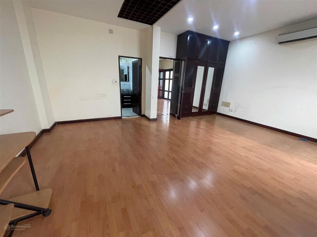 Hạ giá 4 tỷ, nhà hẻm 3/2 quận 10  dt 9 x 20m ( 160m2 đất )  nhà khu biệt thự  giá chốt 29 tỷ