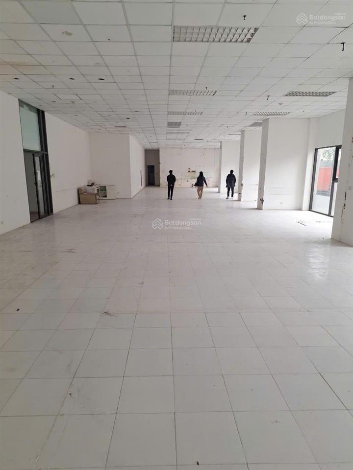 Cho thuê nhà mặt phố nguyễn xiển,dt 100m * 4 tầng ,mt 10m,thông sàn,thang máy,giá 50 triệu