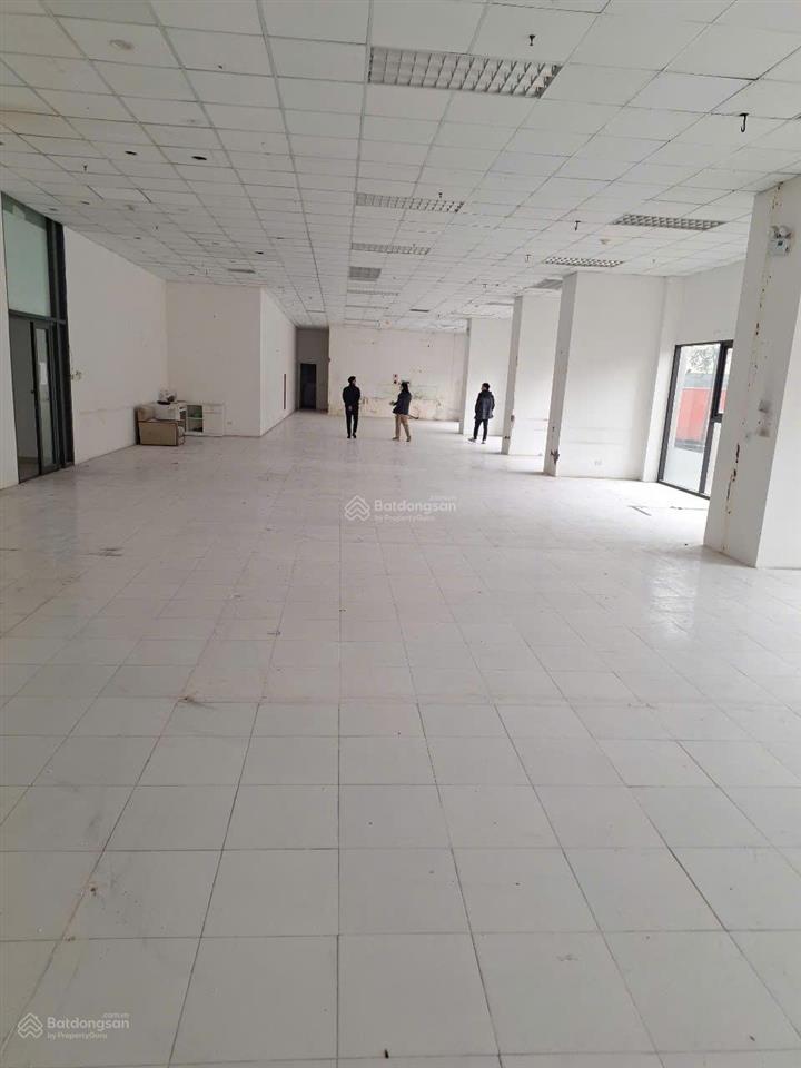 Cho thuê nhà mặt phố nguyễn xiển,dt 100m * 4 tầng ,mt 10m,thông sàn,thang máy,giá 50 triệu