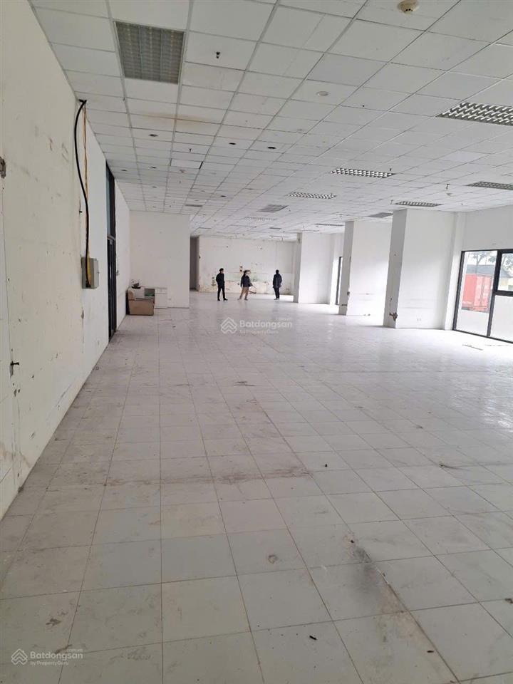 Cho thuê nhà mặt phố nguyễn xiển,dt 100m * 4 tầng ,mt 10m,thông sàn,thang máy,giá 50 triệu