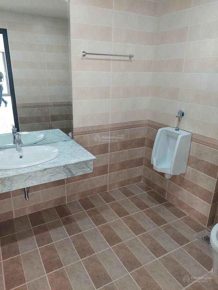 Cho thuê toà nhà văn phòng mặt đường khu đô thị văn phú, 130m2 * 6 tầng 1 hầm, có pccc giá 65 tr/th