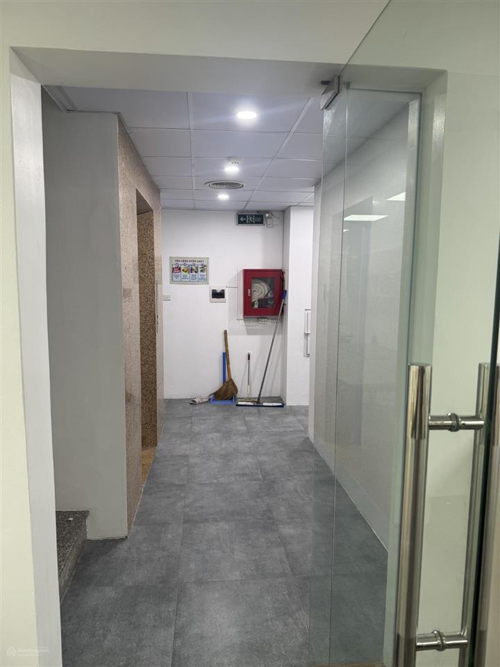 Cho thuê nhà ngõ phố trung kính cầu giấy dt 140m * 8 tầng 1 hầm,thông sàn,thang máy,giá 120 triệu