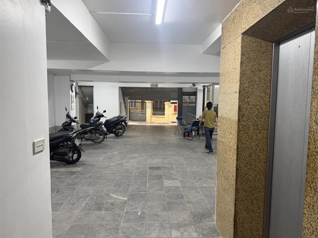 Cho thuê nhà ngõ phố trung kính cầu giấy dt 140m * 8 tầng 1 hầm,thông sàn,thang máy,giá 120 triệu