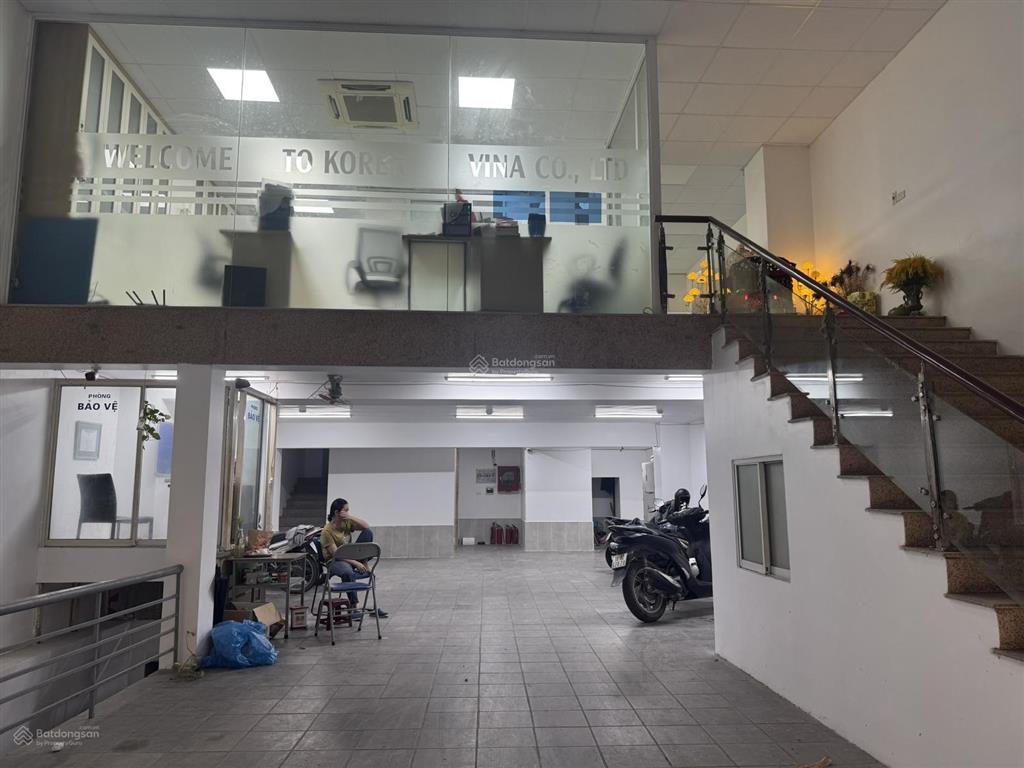 Cho thuê nhà ngõ phố trung kính cầu giấy dt 140m * 8 tầng 1 hầm,thông sàn,thang máy,giá 120 triệu
