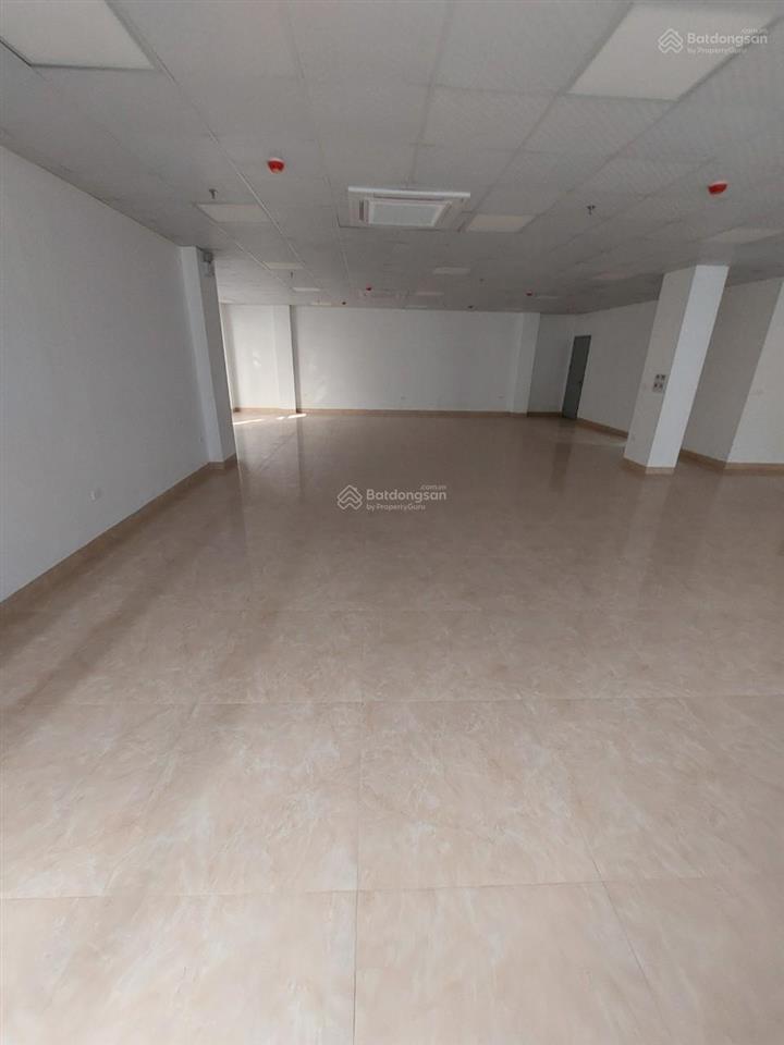 Cho thuê nhà 33 triệu thành phố giao lưu phạm văn đồng, dt 128m * 5 tầng 1 hầm, cho thuê tầng 1 & 2