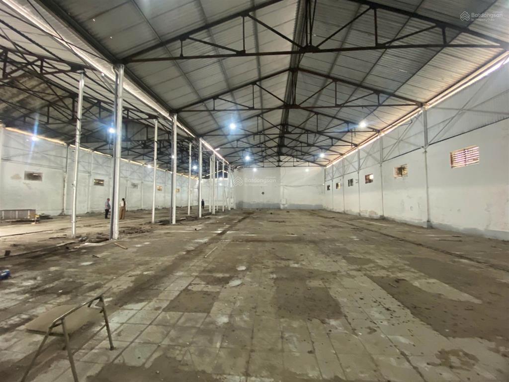 Cho thuê kho trung tâm thành phố, ngõ 89 lạc long quân, đường rộng 12m, dt 1100m2, giá ~130k/m²/th