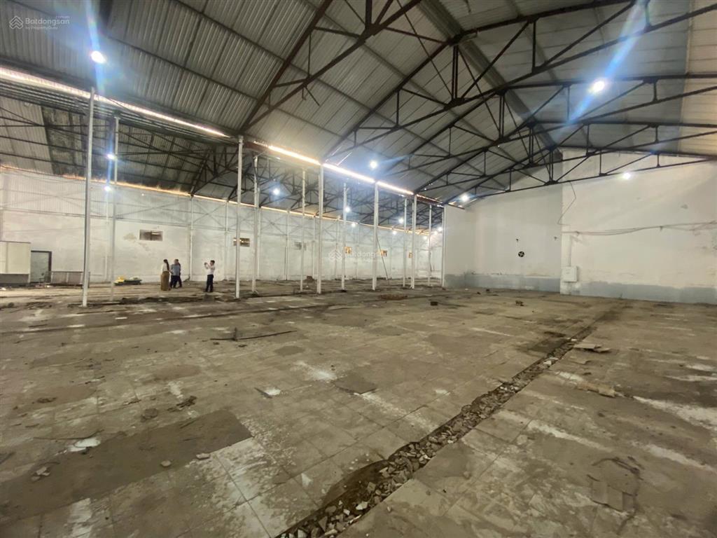 Cho thuê kho trung tâm thành phố, ngõ 89 lạc long quân, đường rộng 12m, dt 1100m2, giá ~130k/m²/th