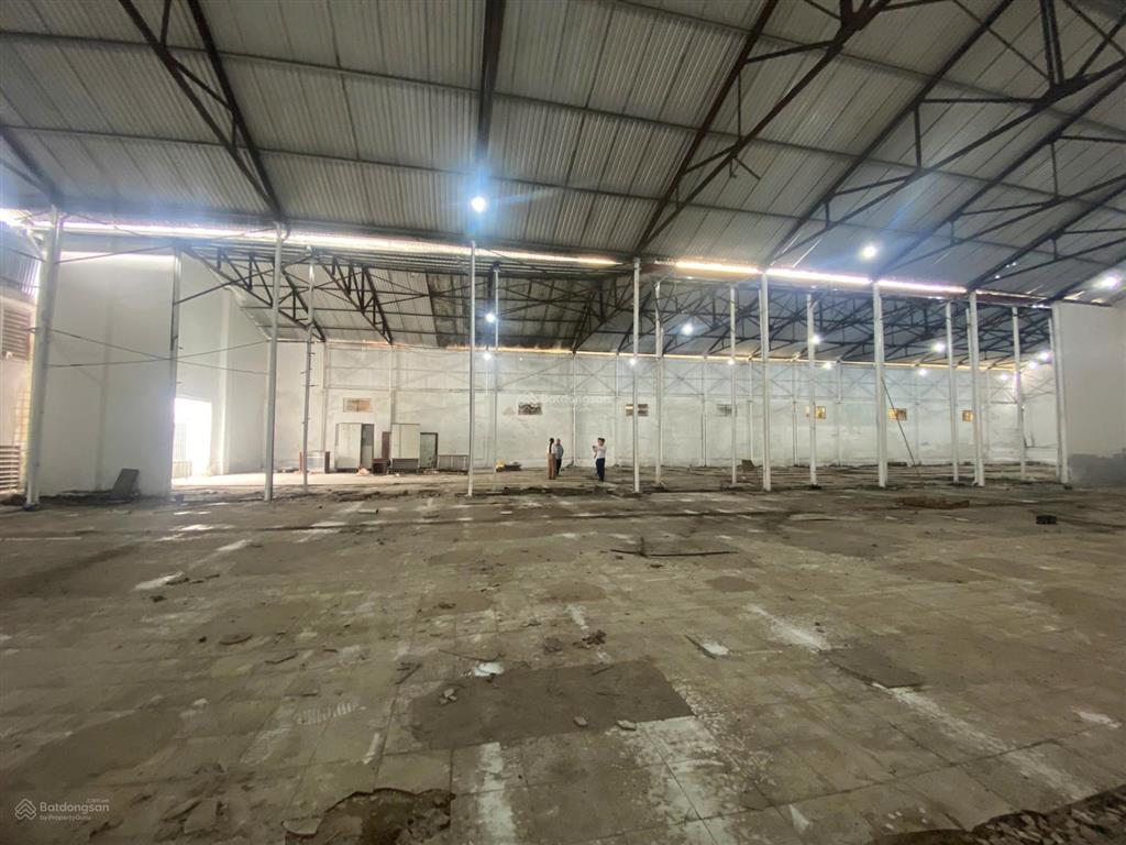 Cho thuê kho trung tâm thành phố, ngõ 89 lạc long quân, đường rộng 12m, dt 1100m2, giá ~130k/m²/th