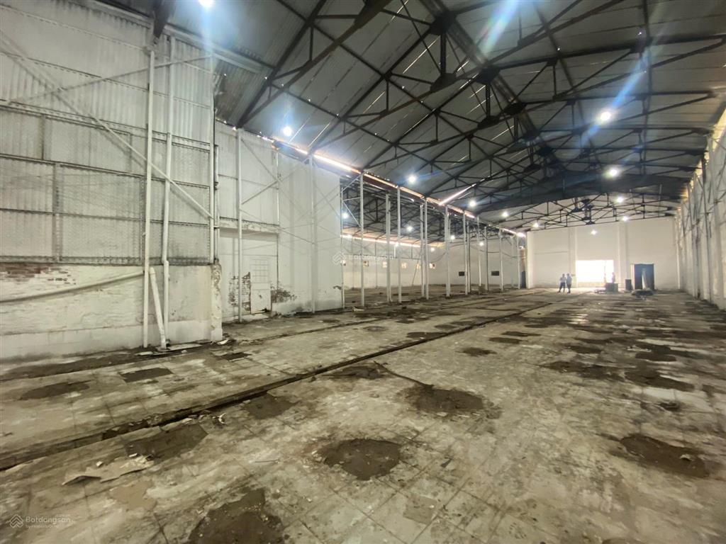Cho thuê kho trung tâm thành phố, ngõ 89 lạc long quân, đường rộng 12m, dt 1100m2, giá ~130k/m²/th