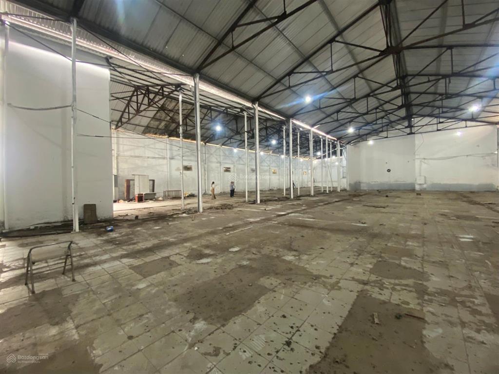 Cho thuê kho trung tâm thành phố, ngõ 89 lạc long quân, đường rộng 12m, dt 1100m2, giá ~130k/m²/th