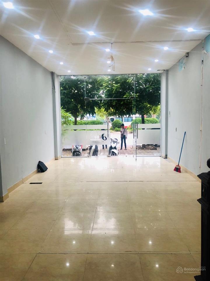 Cho thuê nhà khu phân lô đường rộng 9m, số 108 cự lộc, 90m2 6 tầng, thông sàn, thang máy, giá 65 tr