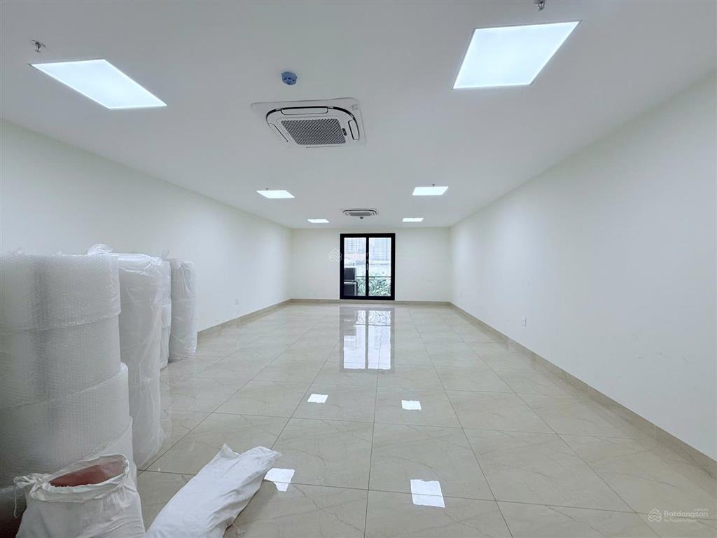 Cho thuê toà nhà nam trung yên,phường yên hoà, dt 140m*7,5 tầng,giá 135 triệu có pccc  0968 120 ***