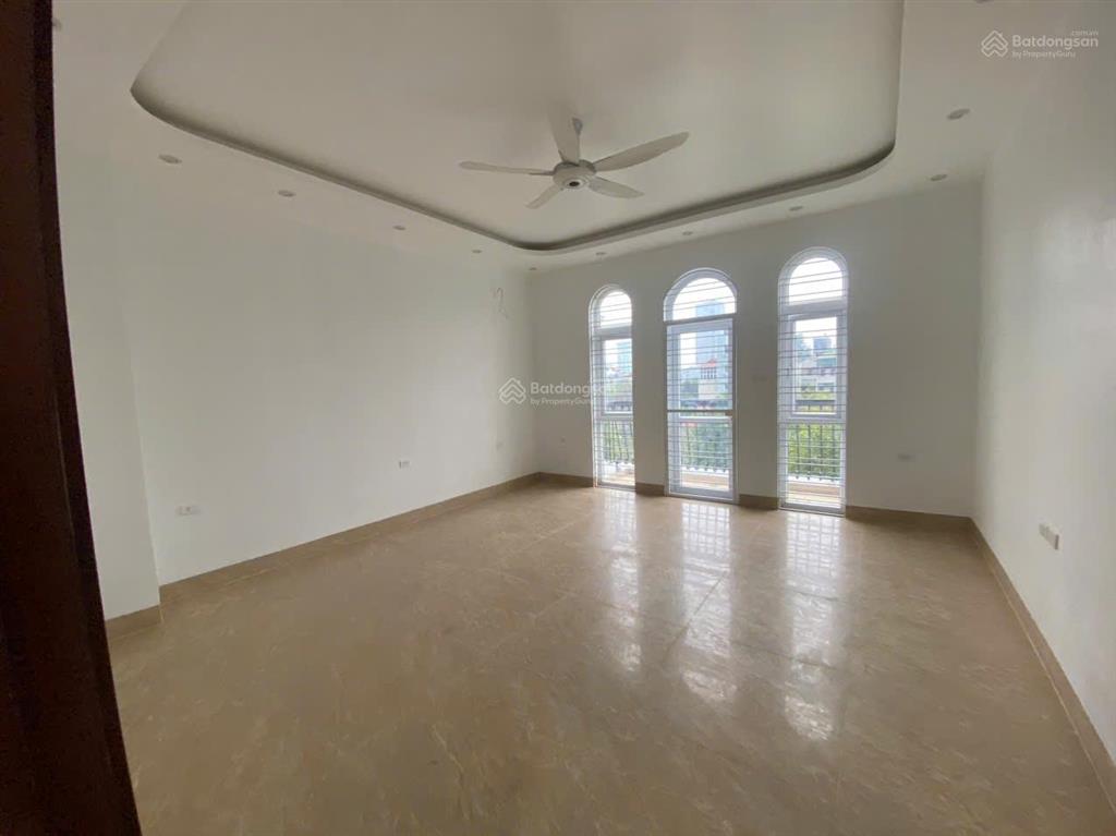 Cho thuê nhà mặt phố vinhomes green 96m2 * 4 tầng 1 hầm, thang máy giá 60 triệu,  0968 120 ***