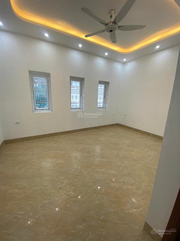 Cho thuê nhà mặt phố vinhomes green 96m2 * 4 tầng 1 hầm, thang máy giá 60 triệu,  0968 120 ***