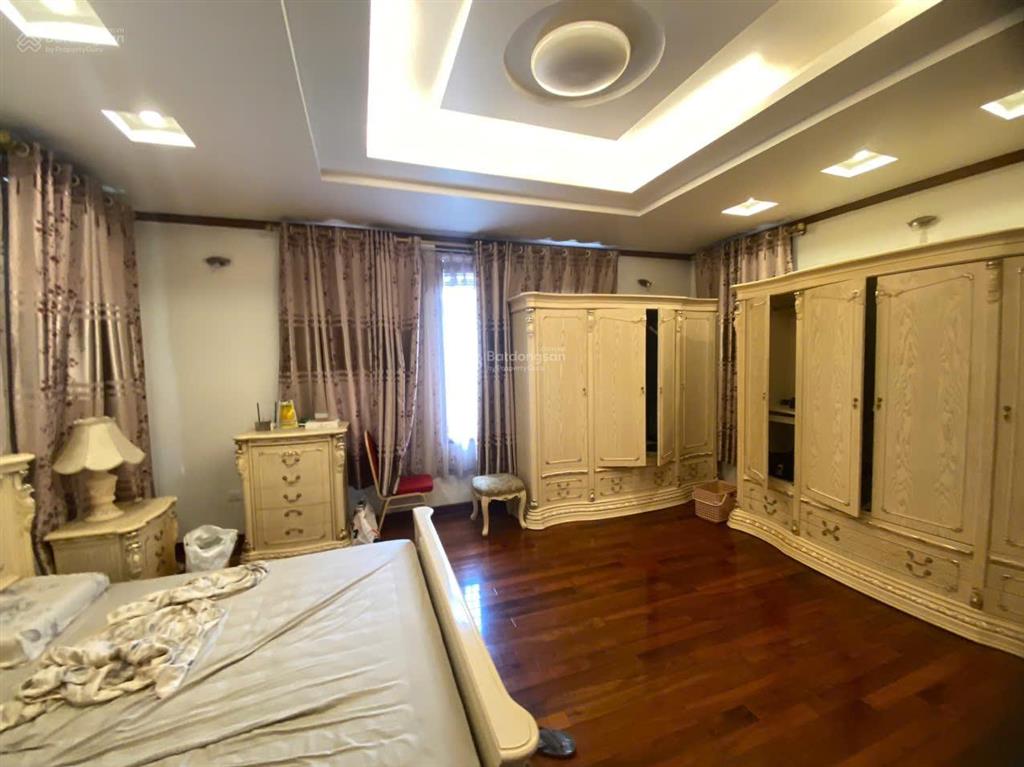 Cho thuê biệt thự vườn đào 689 lạc long quân,lô góc, đất 250m xd 180m * 4 tầng 1 hầm, 0968 120 ***