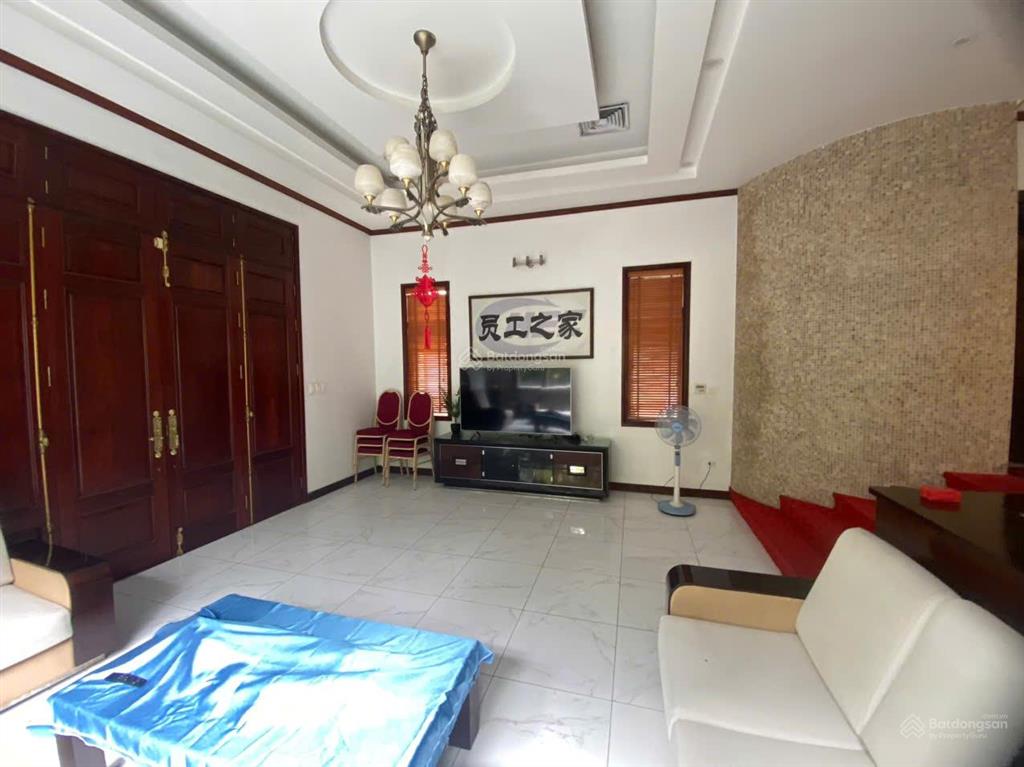 Cho thuê biệt thự vườn đào 689 lạc long quân,lô góc, đất 250m xd 180m * 4 tầng 1 hầm, 0968 120 ***