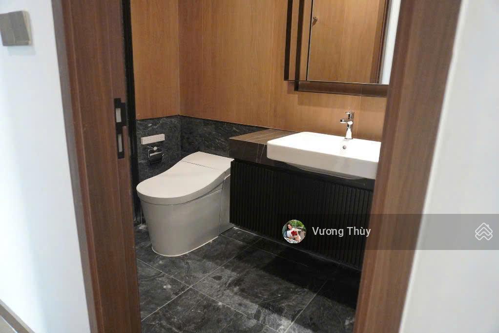 Chính chủ gửi bán căn 2 phòng ngủ 69m2 giá tốt 11.4 tỷ all in, tháp west tầng cao,  0938 211 ***